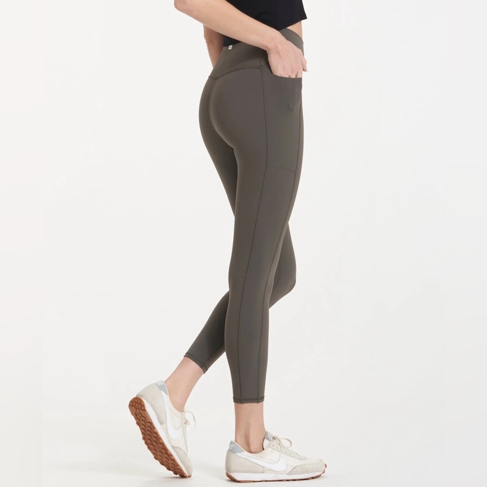 Vuori Studio Pocket Leggings in Oregano Size Medium 25”